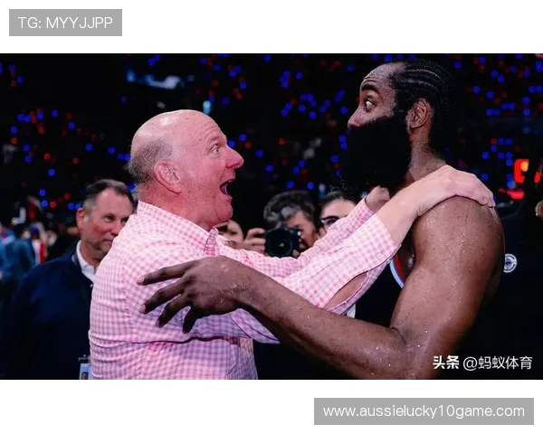 鲍尔默目睹比赛计时器突发故障捂头叹息无奈神情成全场焦点 鲍尔默目睹比赛计时器突发故障捂头叹息无奈神情成全场焦点