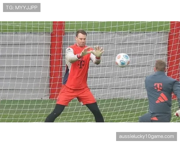 特写：诺伊尔在训练中频繁参与后场出球，拜仁门卫角色已成常态